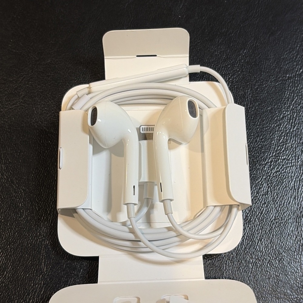 Apple EarPods White In-Ear Lightning Connector Built-in Microphone